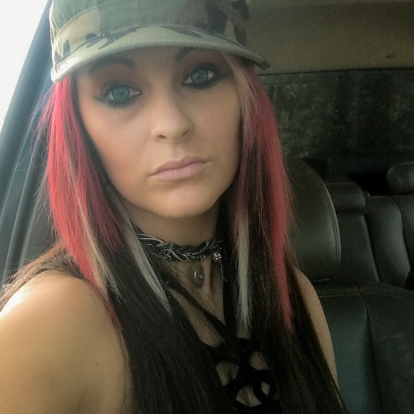 Meet your Posher, Kristen/mad hatter - Picture 1 of 3